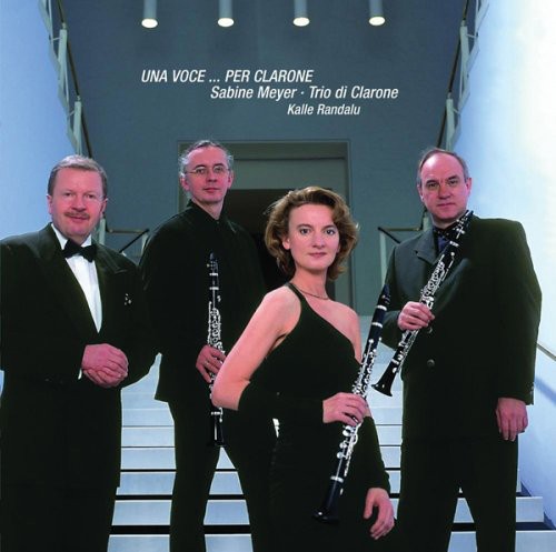 the album cover for Sabine Meyer - Una Voce Per Clarone